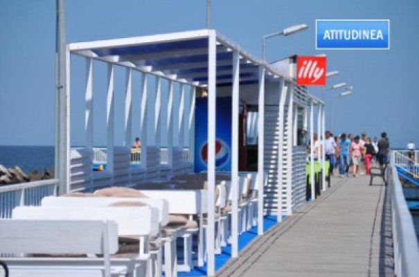 Pasarela din Mamaia care duce în largul mării, ocupată de crâşme